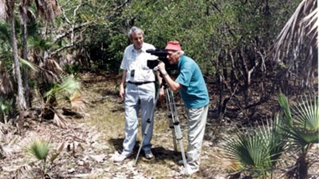 Antoon van Hooff tezamen met de cineast Didier van Koekenberg in actie in het Shipstern Natuurreservaat in Belize.