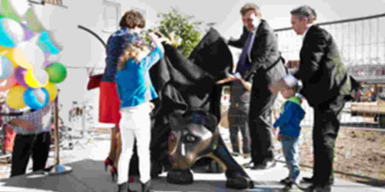 Standbeeld vereeuwigt Burgers' Zoo in 's-Heerenberg