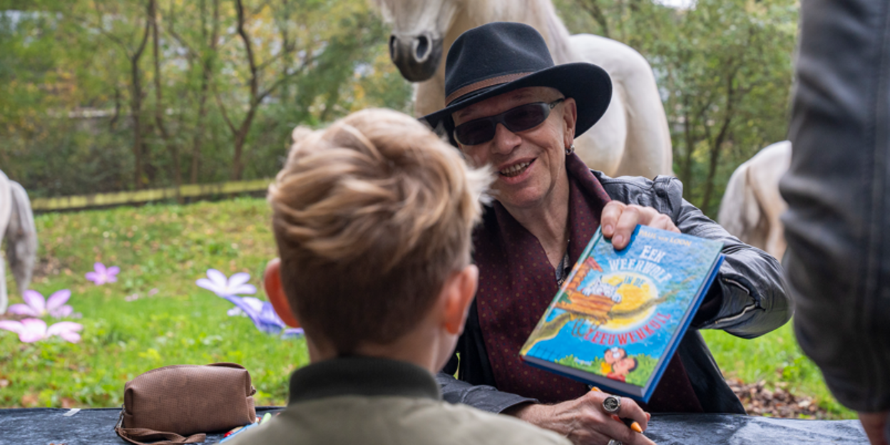 Paul van Loon opent audiotour Dolfje Weerwolfje  
