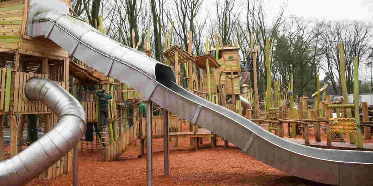 Kinderen belegeren dolenthousiast nieuwe speeltuin