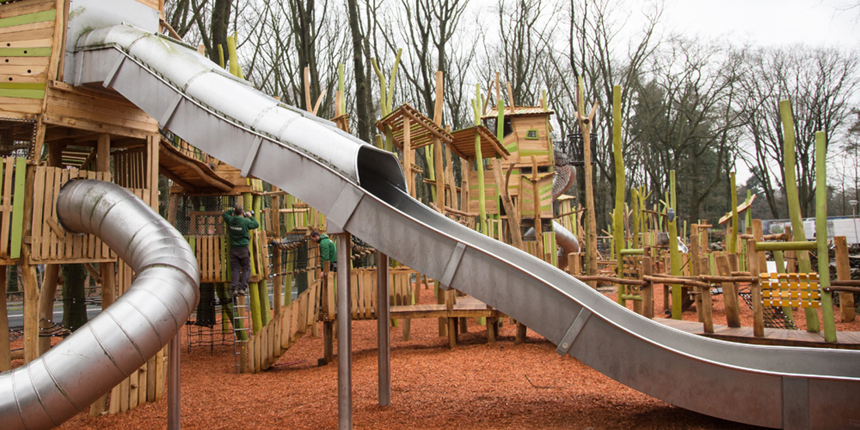 Kinderen belegeren dolenthousiast nieuwe speeltuin