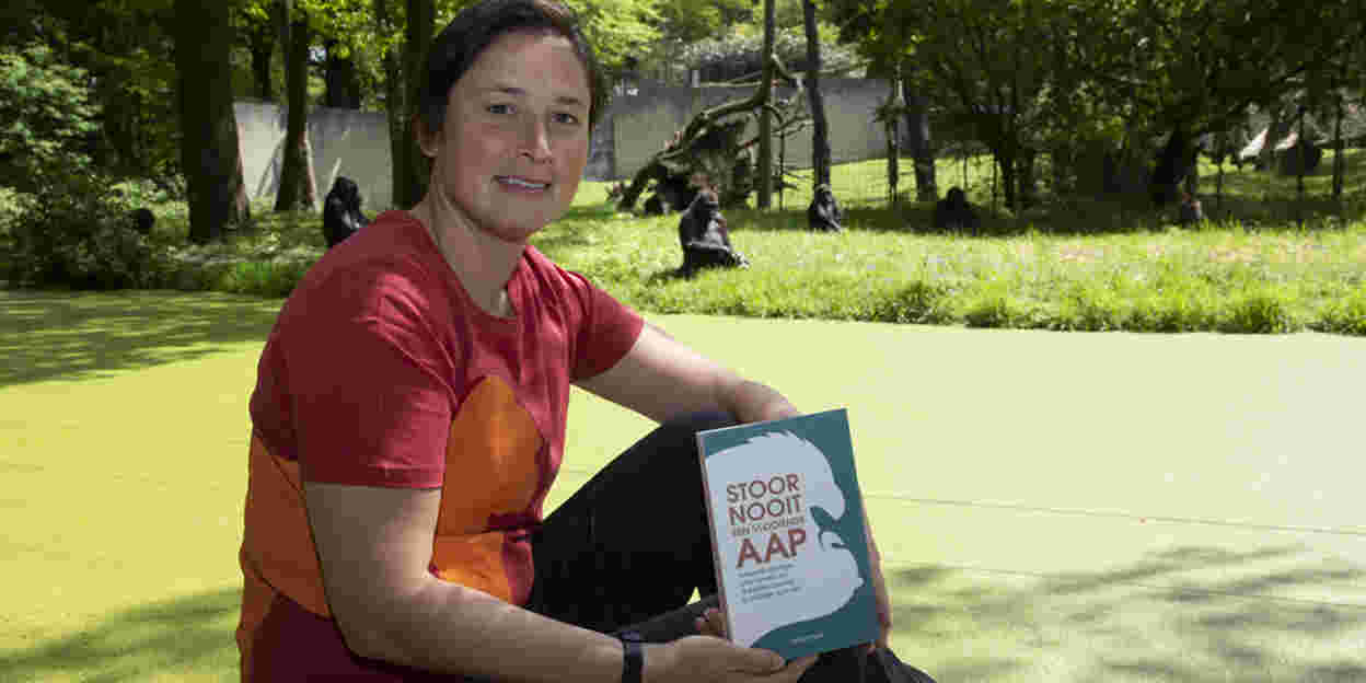 Biologe stoort vlooiende aap